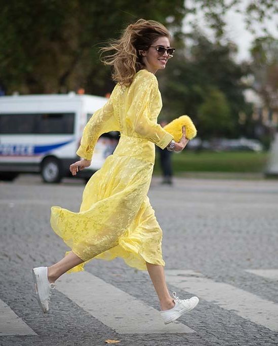 como combinar vestido largo amarillo con zapatillas de deporte
