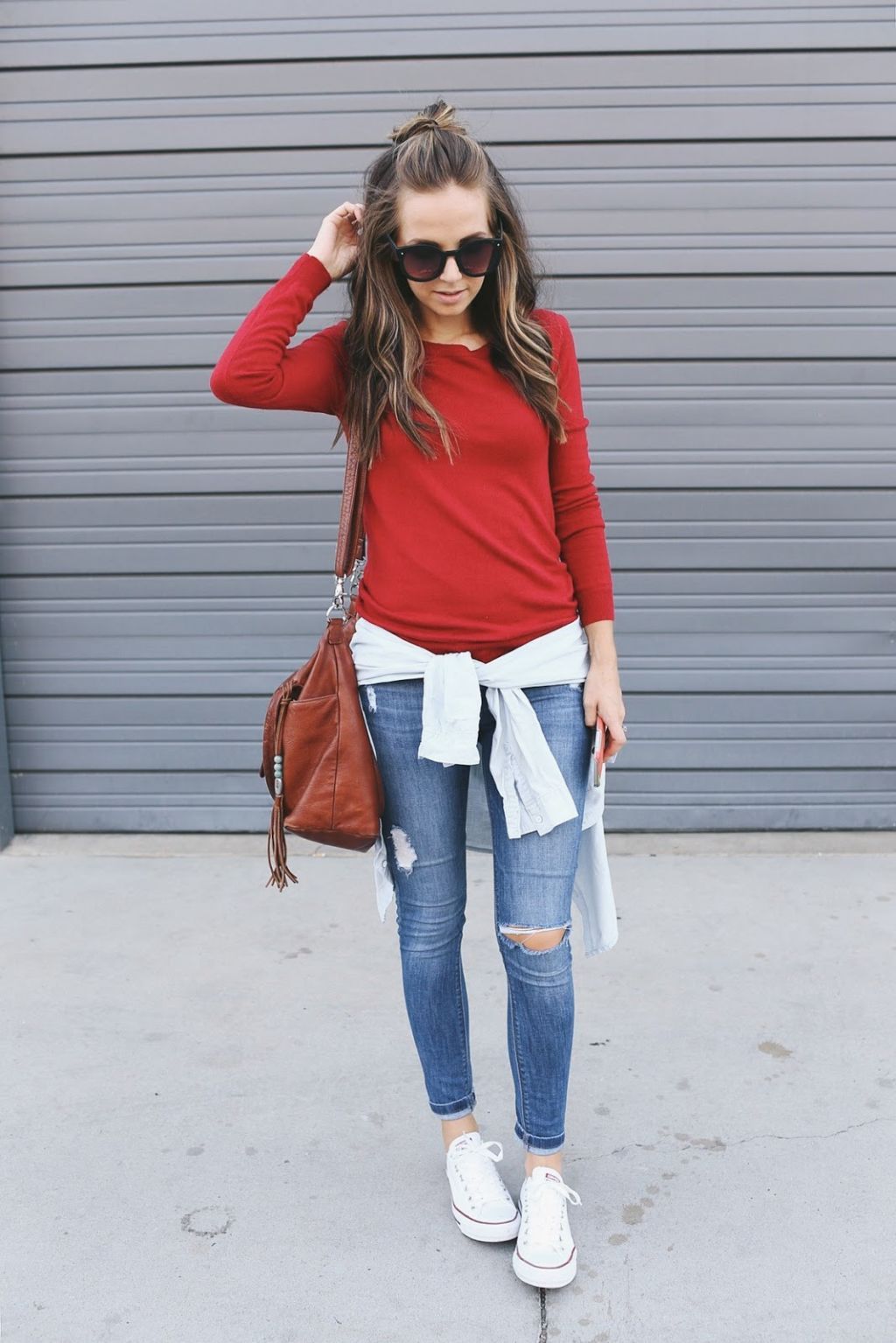 outfit con converse blancas mujer