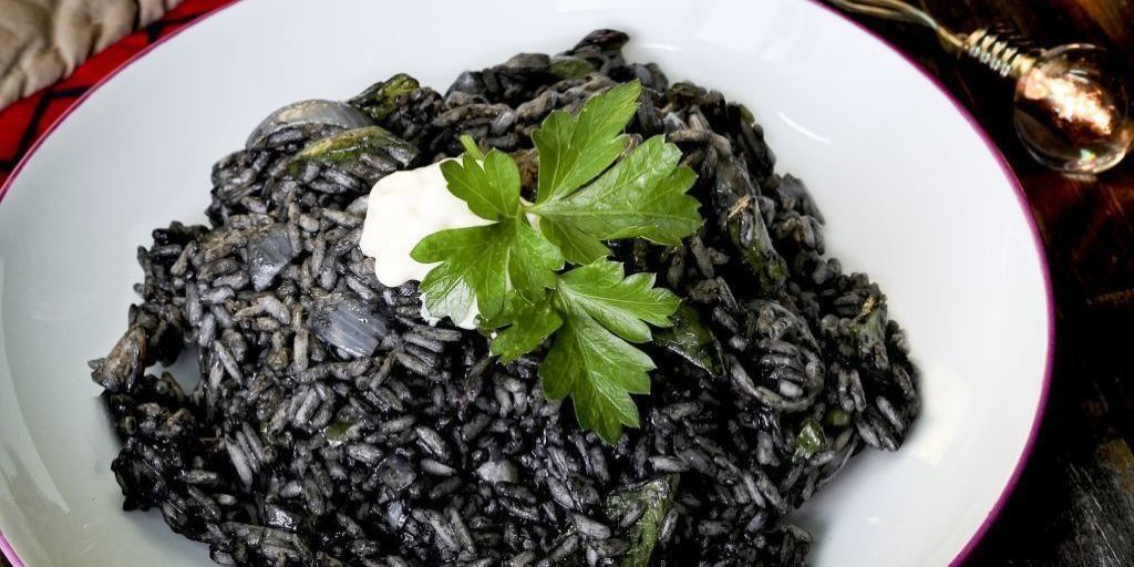Arroz negro con chopitos, una receta perfecta para el domingo, tradicional y rica en treinta minutos
