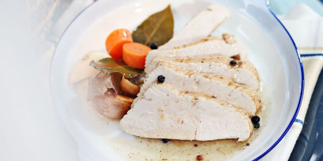 Receta: Pechugas de pavo en escabeche - ELLE image of Receta: Pechugas de pavo en escabeche - ELLE