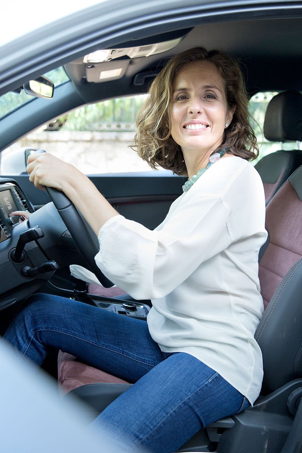 Motor vehicle, Automotive design, Steering part, Steering wheel, Vehicle door, Car seat, Jeans, Sitting, Automotive mirror, Car seat cover, 