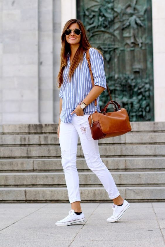 С чем одевать белые джинсы женские