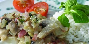 Food, Dishware, White rice, Serveware, Ingredient, Tomato, Plate, Jasmine rice, Steamed rice, Vegetable, 