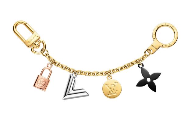 <p>Esta cadena de bolso combina las señas de identidad de <a href="http://es.louisvuitton.com/esp-es/productos/cadena-de-bolso-kaleido-v-padlock-012012" target="_blank">Louis Vuitton</a> en una forma femenina, exclusiva, rematada con una original mezcla de diversos acabados metálicos, para que conviertas tu bolso en una pieza inconfundible (295 €).</p>
