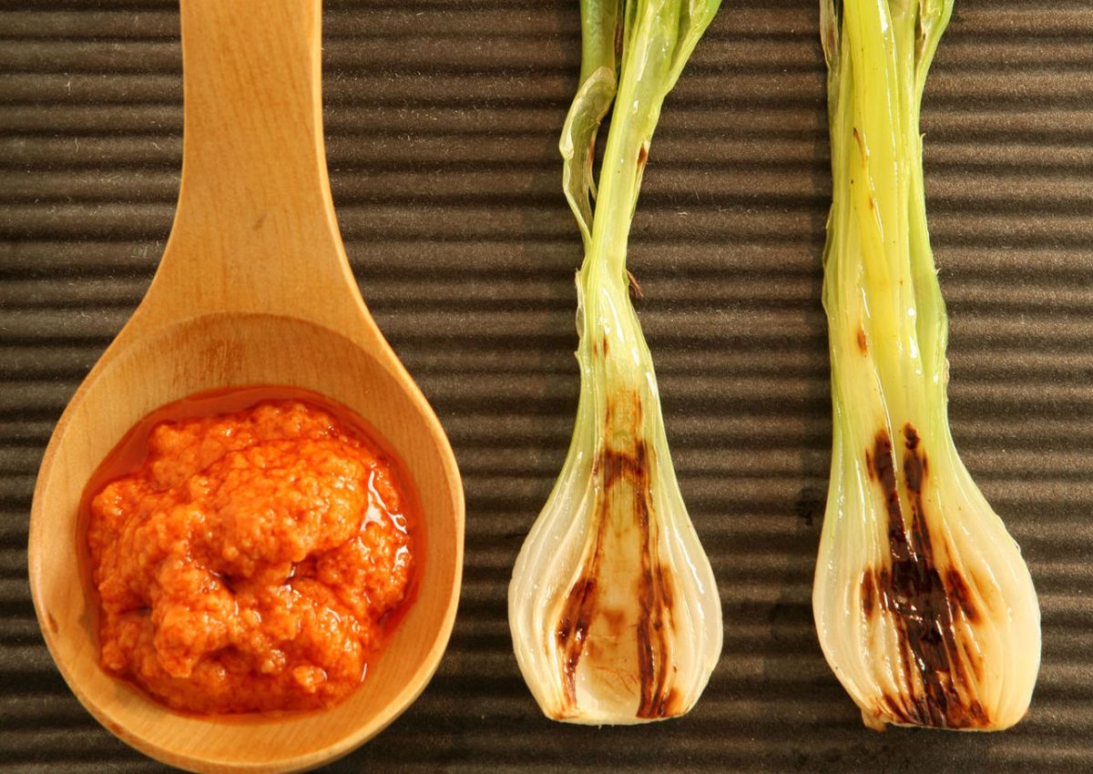 Cebolletas tiernas con salsa romesco