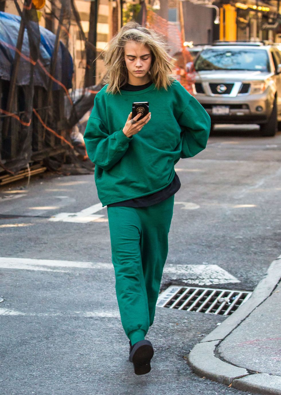 Green, Outerwear, Street, Street fashion, Teal, Turquoise, Jacket, Grille, Snapshot, Active pants, 