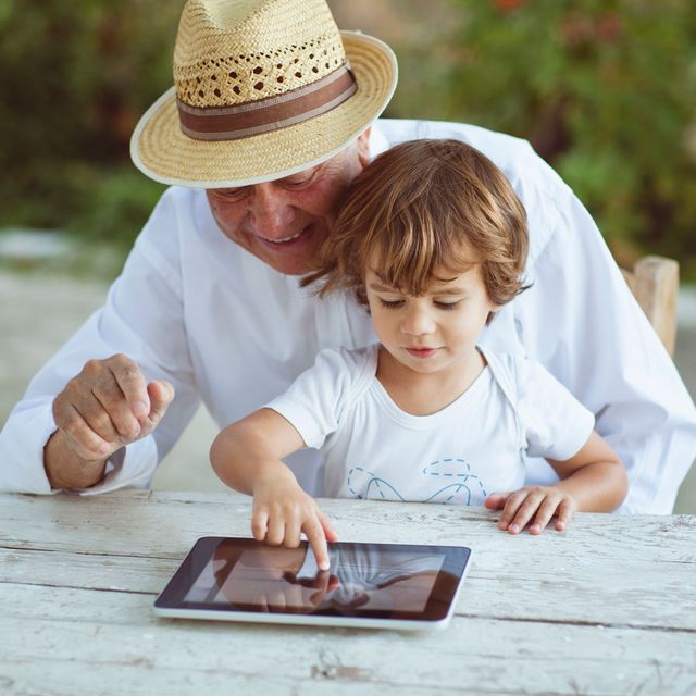 abuelo y nieto con la tablet
