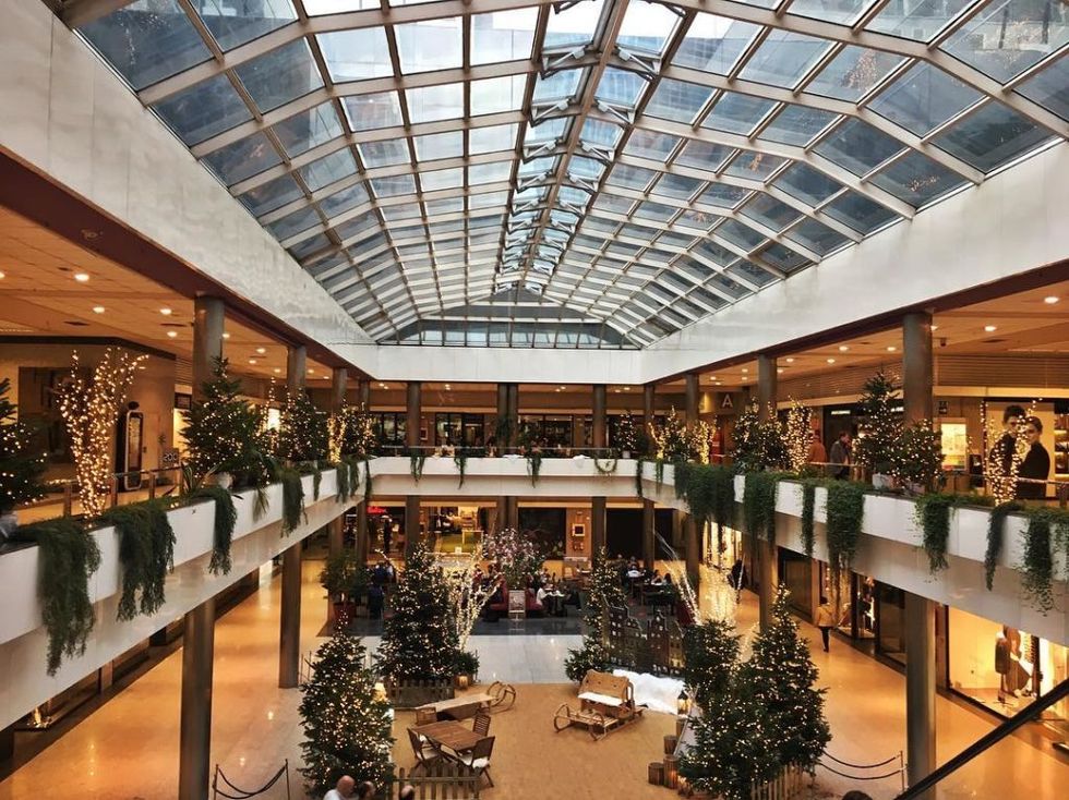 Lighting, Interior design, Ceiling, Commercial building, Retail, Interior design, Christmas decoration, Shopping mall, Daylighting, Fixture, 