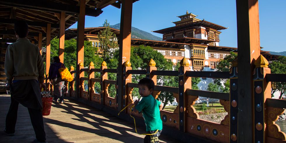 Shade, Japanese architecture, Spring, Chinese architecture, Column, Shinto shrine, Fence, Shrine, Temple, Place of worship, 