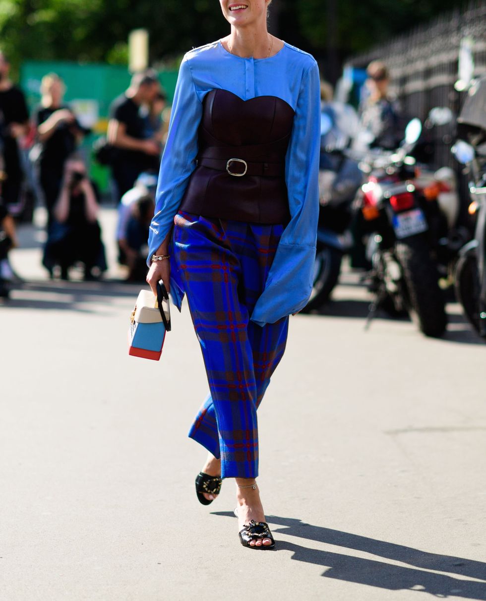 Blue, Sleeve, Bag, Style, Street fashion, Fashion accessory, Electric blue, Waist, Fashion, Cobalt blue, 