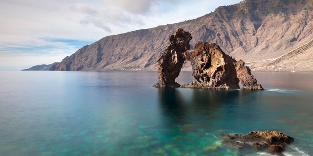 Body of water, Coastal and oceanic landforms, Rock, Mountainous landforms, Water, Natural landscape, Coast, Promontory, Outcrop, Formation, 