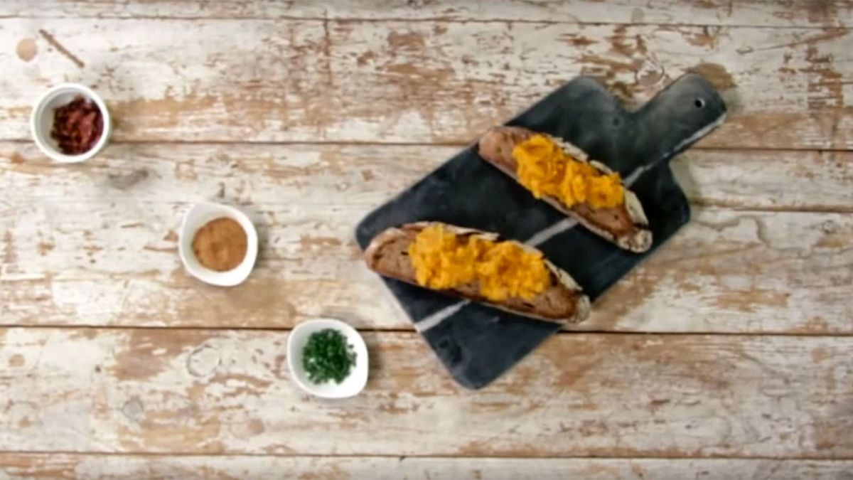 preview for Pan de centeno con crema de batata y crujiente de jamón #recetasfácilesELLE