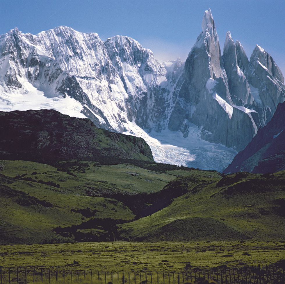 Mountainous landforms, Natural landscape, Mountain range, Highland, Glacial landform, Mountain, Arête, Summit, Valley, Slope, 
