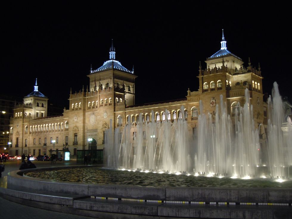Night, Fountain, Architecture, City, Public space, Landmark, Water feature, Facade, Midnight, Palace, 