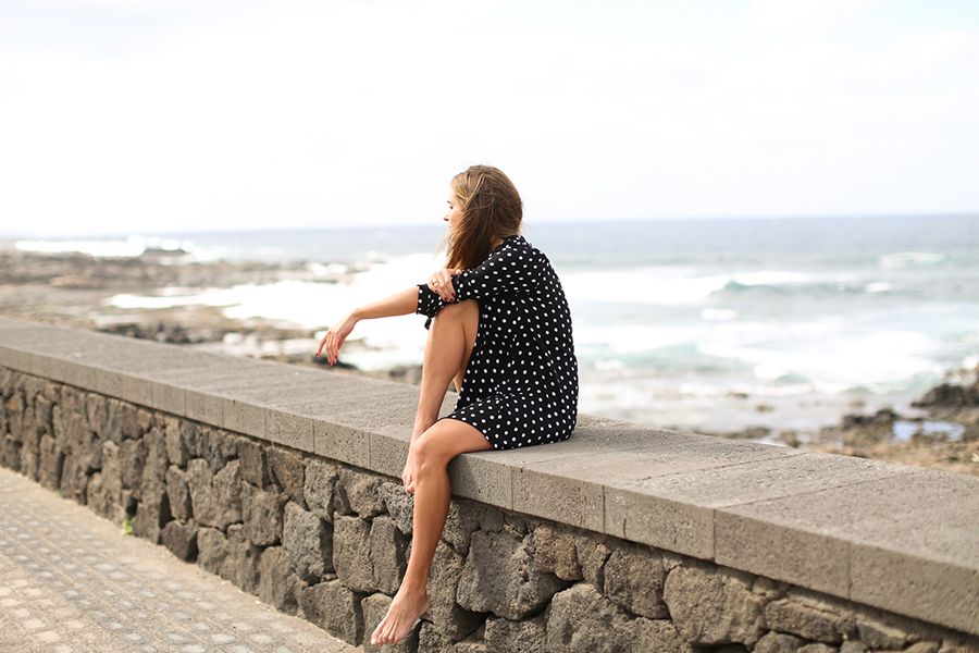 Human leg, Sitting, Summer, People in nature, Street fashion, Dress, Knee, Thigh, Flash photography, Foot, 