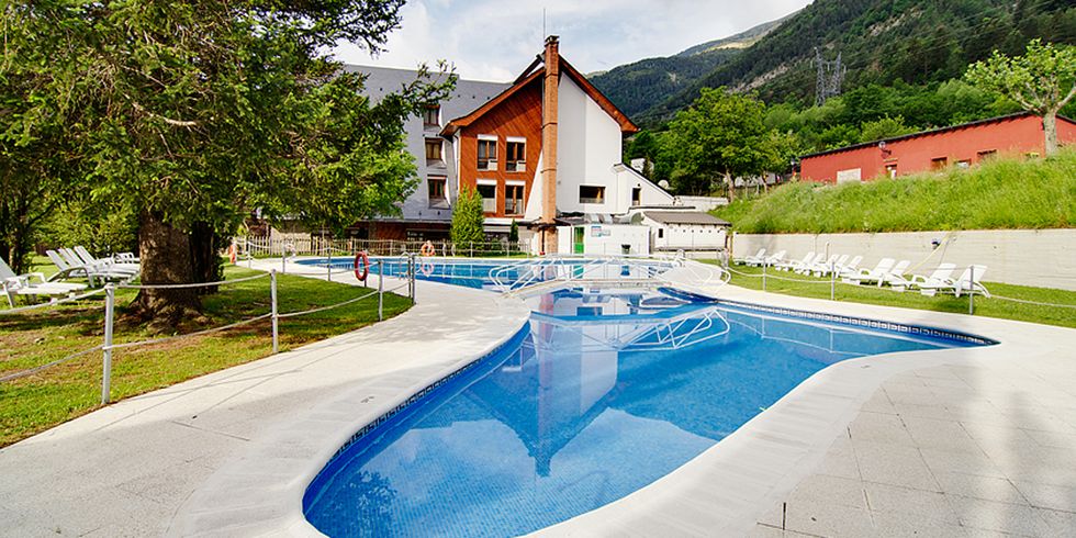 Swimming pool, Property, House, Building, Real estate, Estate, Villa, Leisure, Architecture, Residential area, 