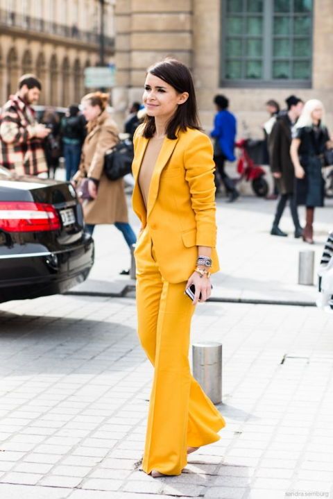 los mejores looks con traje de chaqueta de color amarillo