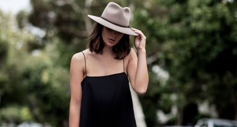 Outfit vestido negro online con botas
