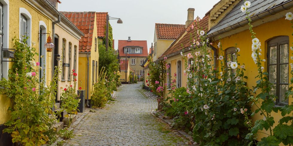 Street, Town, Cobblestone, Building, Neighbourhood, Alley, House, Property, Road, Infrastructure, 