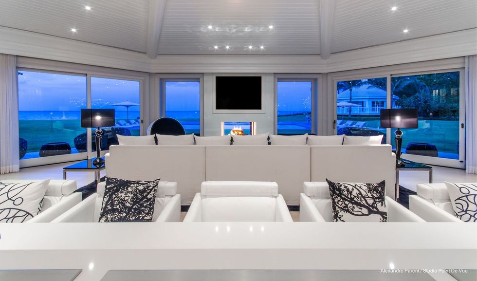 Luxury yacht, Property, Yacht, Interior design, Room, Building, Boat, Architecture, Real estate, Design, 