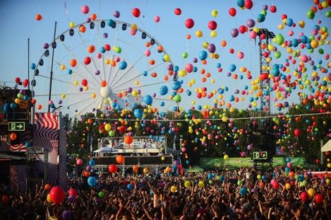 People, Crowd, Event, Party supply, Audience, Party, Colorfulness, Confetti, Public event, Celebrating, 