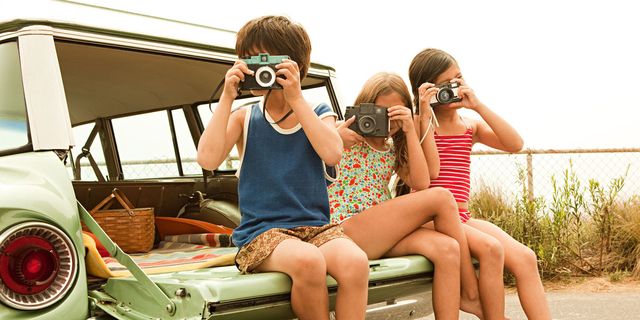 Photographer, Comfort, Lens, Sitting, Digital camera, Leisure, Single-lens reflex camera, Summer, Camera lens, Vacation, 