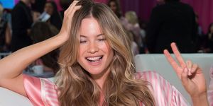 Hair, Face, Blond, Pink, Beauty, Long hair, Hand, Event, Brown hair, Smile, 