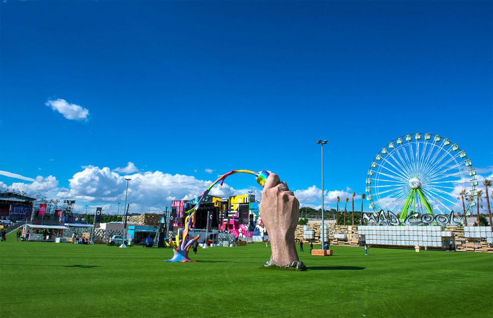 Sky, Fun, Green, Ferris wheel, Tourist attraction, Cloud, Fair, Landmark, Amusement park, Daytime, 