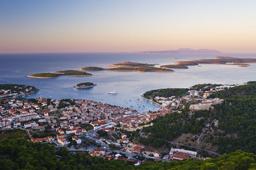 Body of water, Coast, Sea, Sky, Headland, Promontory, Coastal and oceanic landforms, Horizon, Bay, Water, 