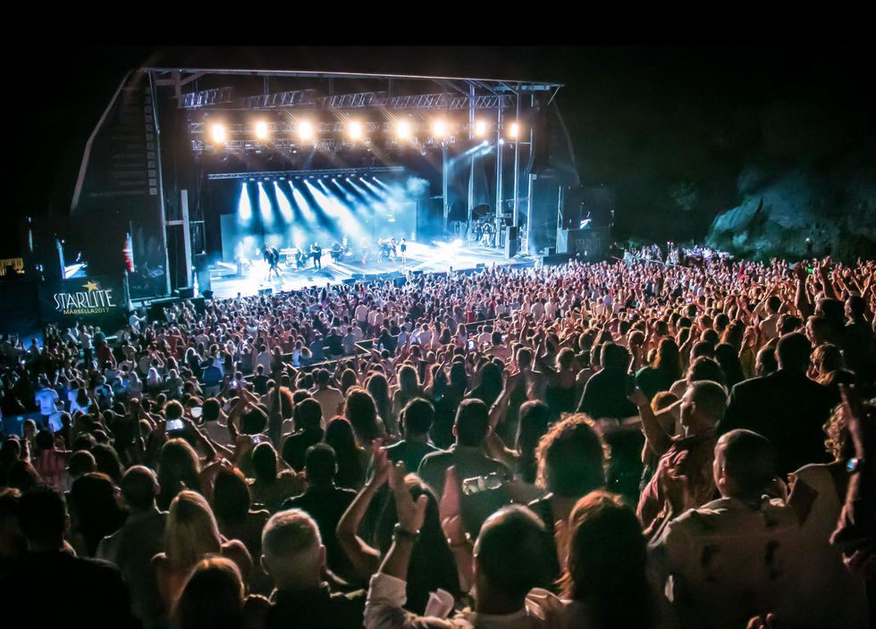 Crowd, Performance, People, Entertainment, Audience, Concert, Stage, Rock concert, Event, Performing arts, 