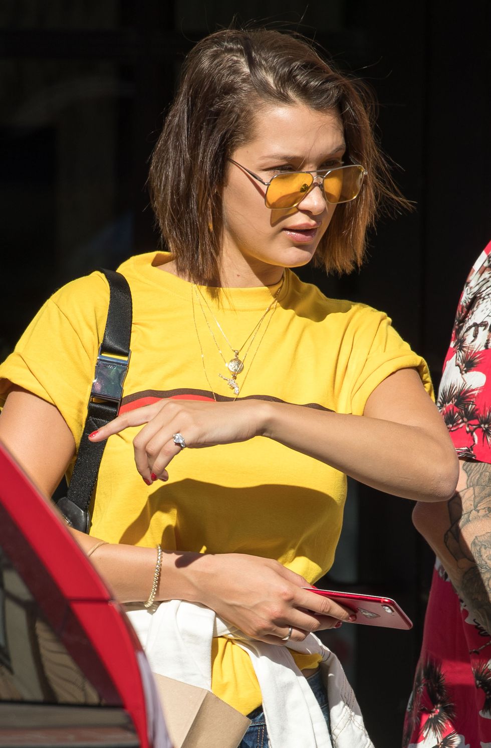 Yellow, Abdomen, Eyewear, T-shirt, Glasses, Thigh, 