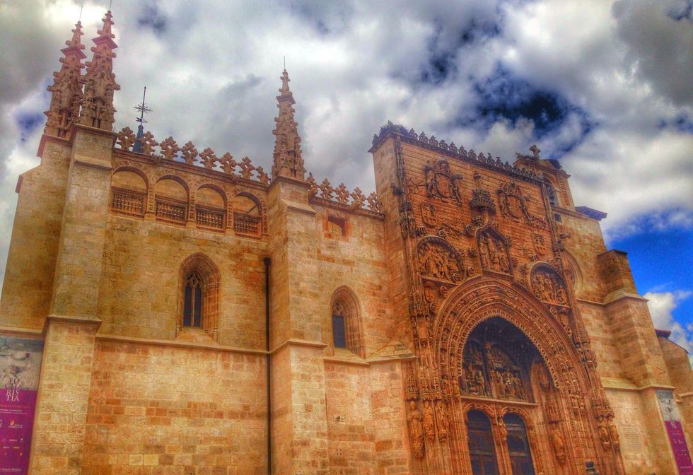 Sky, Architecture, Landmark, Medieval architecture, Building, Place of worship, Arch, Historic site, Church, Cathedral, 