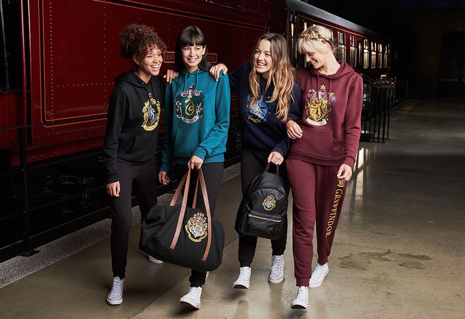 Trousers, Bag, Outerwear, Luggage and bags, Street fashion, Travel, Maroon, Handbag, Rolling stock, Railroad car, 