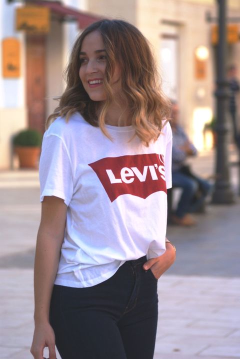 31 looks con camiseta más básica de Levi's