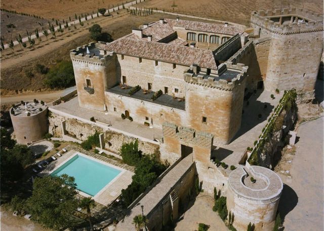 Building, Architecture, Aerial photography, Fortification, Historic site, Estate, Mansion, Scale model, Landscape, Photography, 