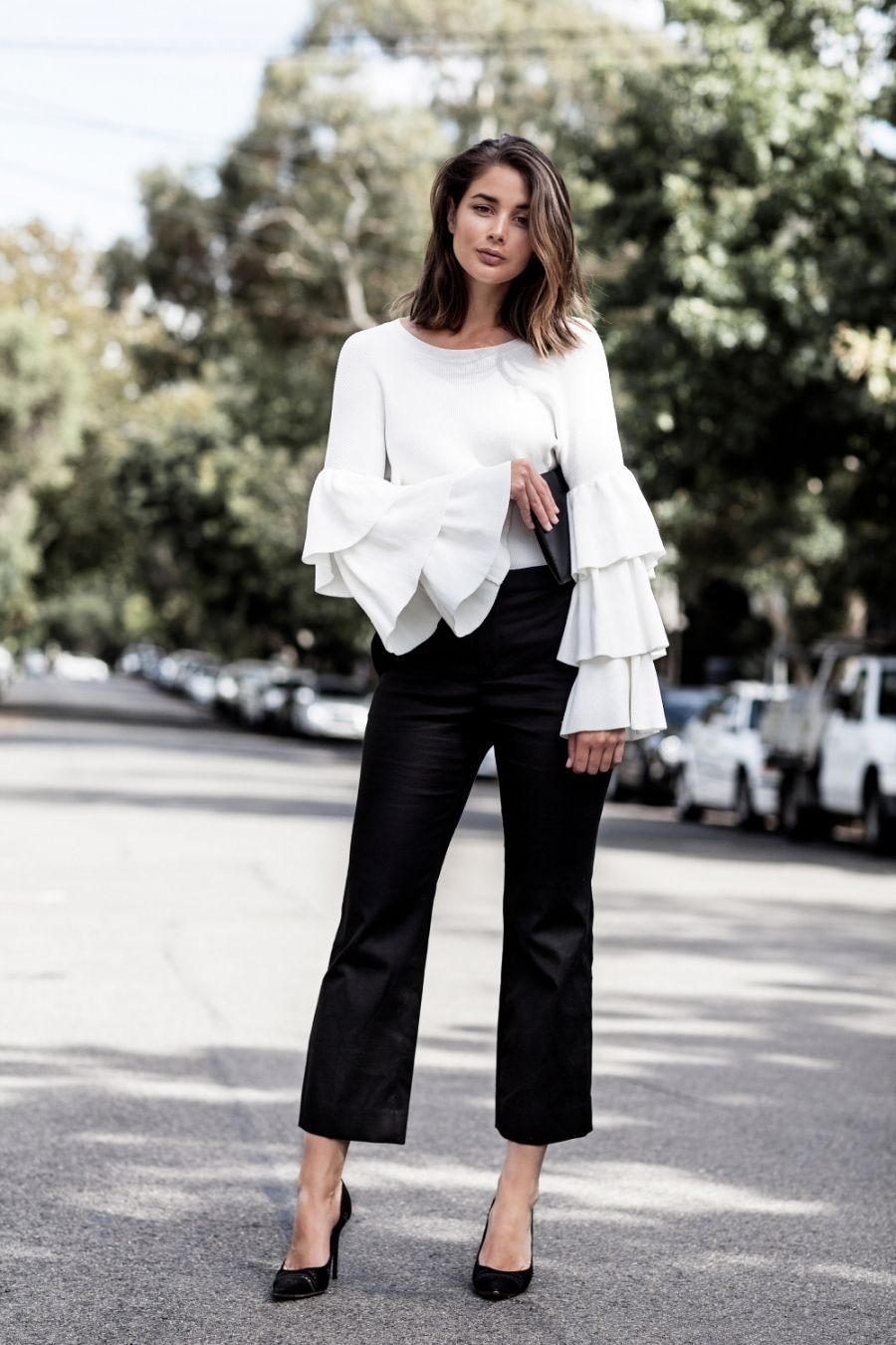 pantalon negro y camisa blanca