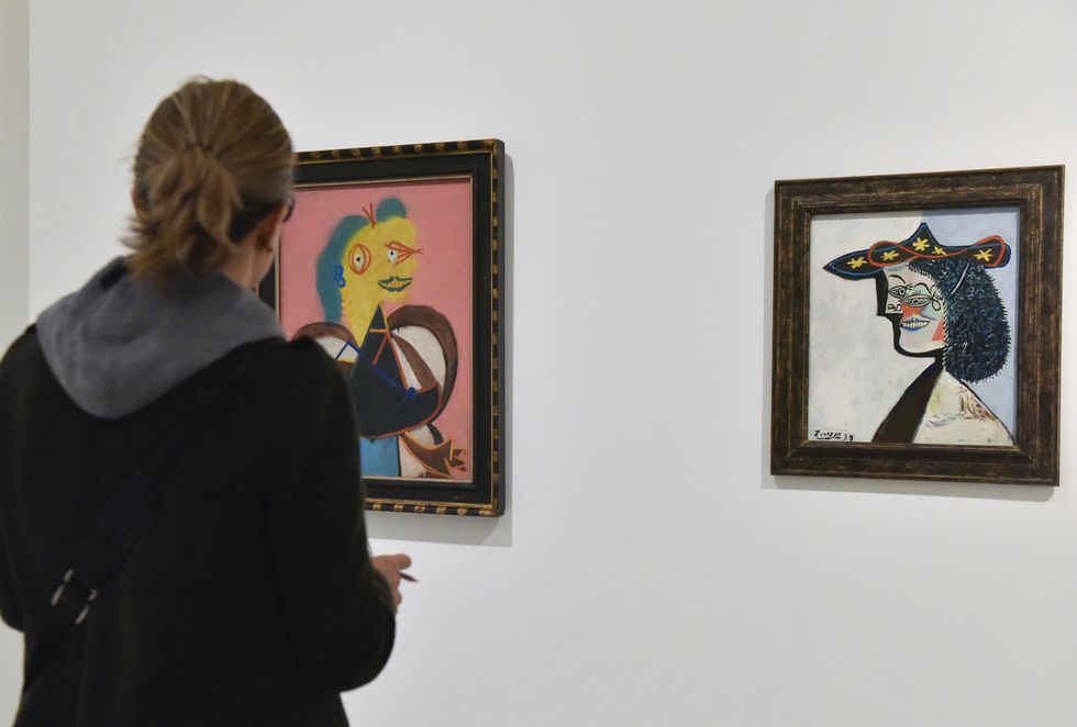 visitante admirando un cuadro en el museo picasso barcelona