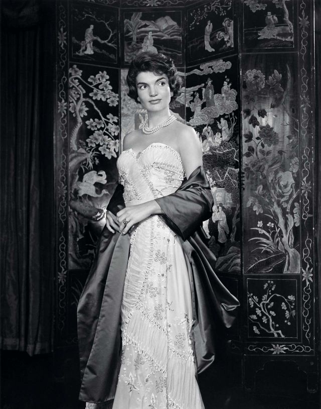 Jacqueline Kennedy retratada porYousuf Karsh  frente a un biombo de Coromandel