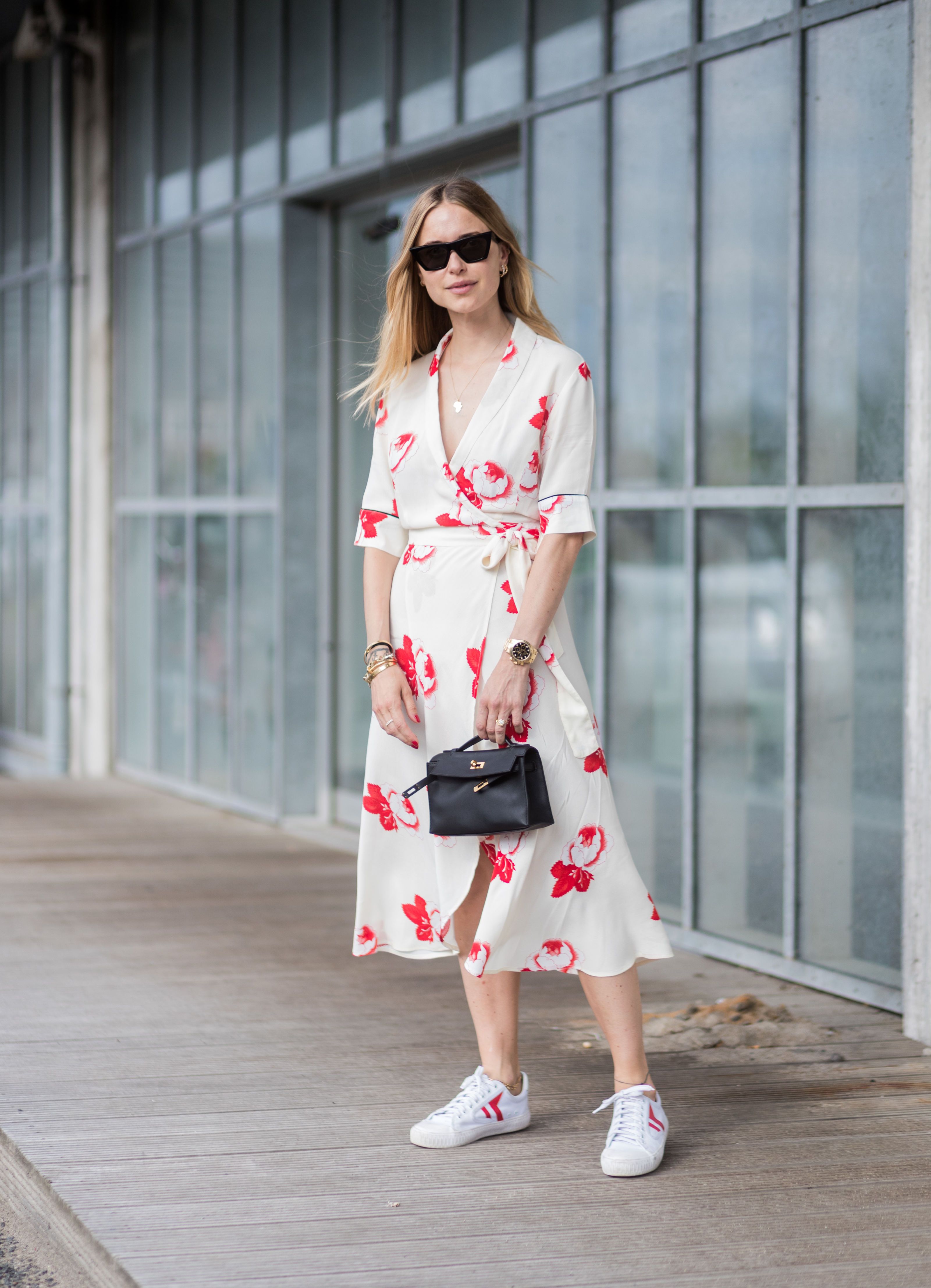 C mo combinar vestidos largos con zapatillas en 30 looks