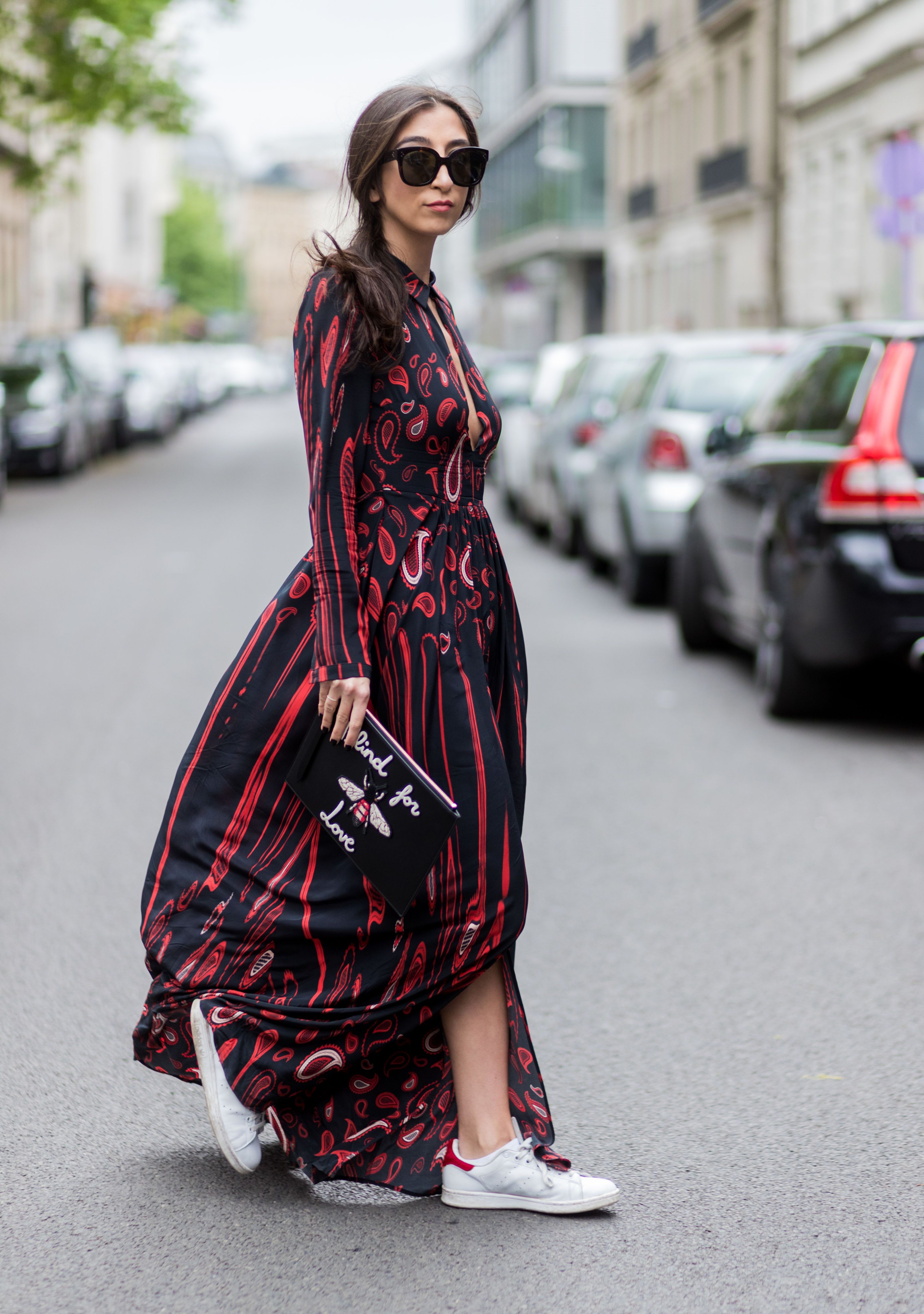 C mo combinar vestidos largos con zapatillas en 30 looks