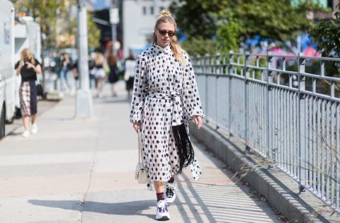 como combinar vestido largo lunares con zapatillas de deporte