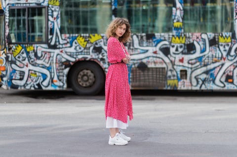 como combinar vestido largo rojo con zapatillas de deporte