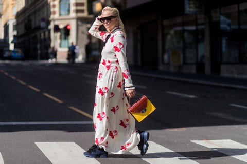 como combinar look vestido largo flores con zapatillas de deporte