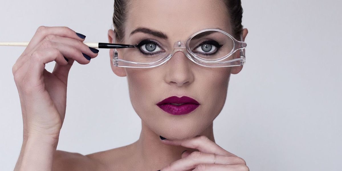 El reto de usar gafas para maquillarse - Blog de Clínica Baviera
