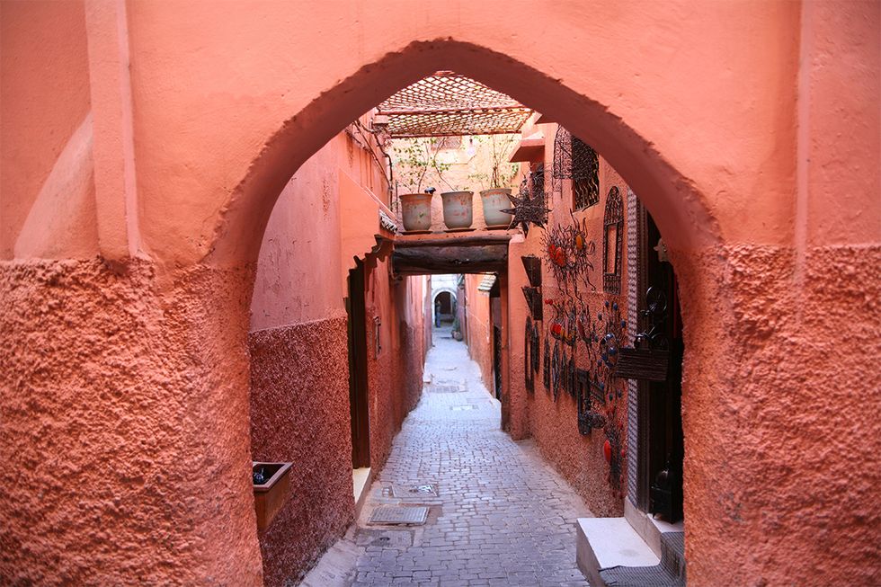 Arch, Alley, Architecture, Building, Historic site, Infrastructure, Arcade, Ancient history, Symmetry, Street, 