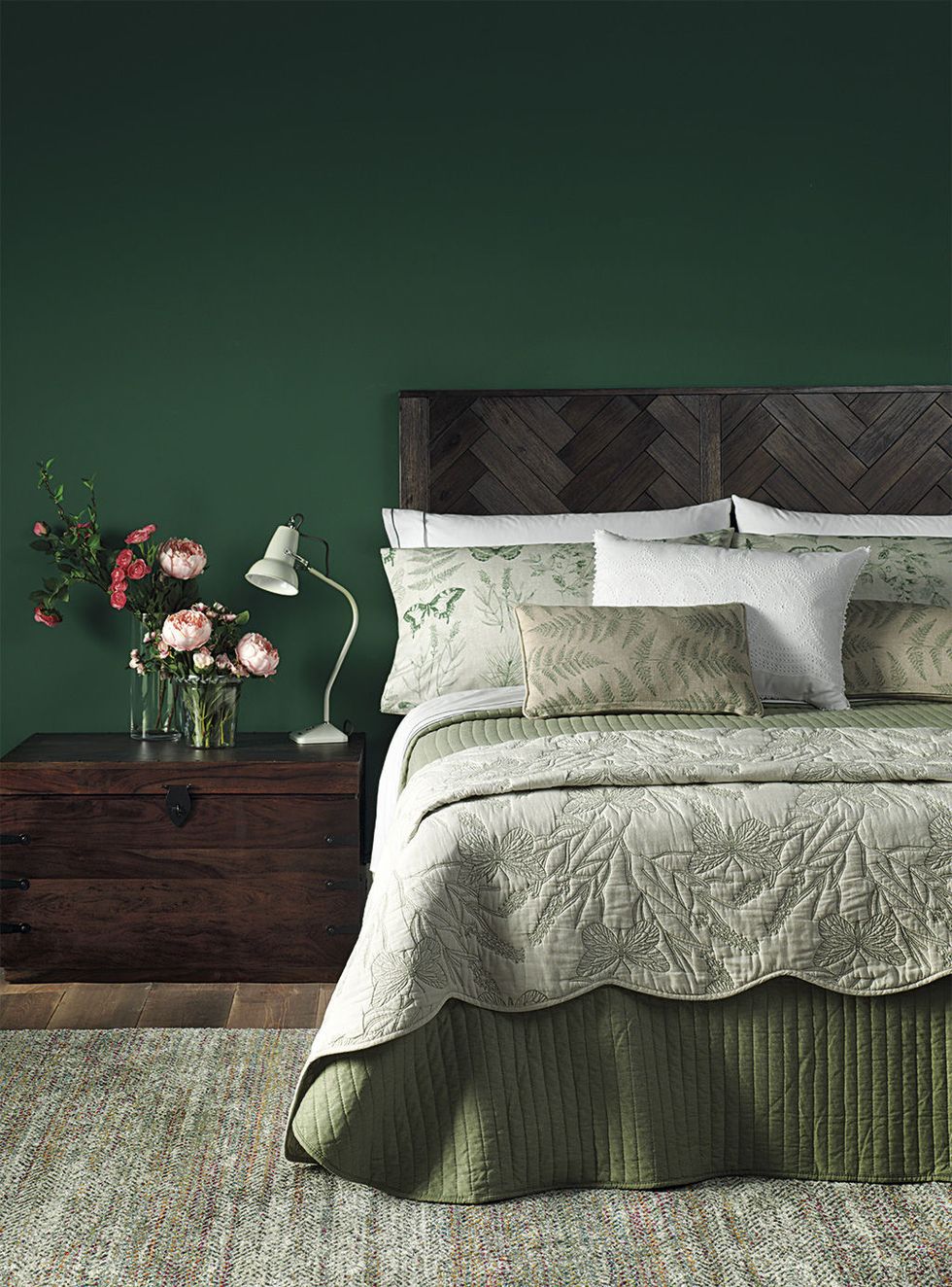 Bedding, Bed sheet, Furniture, Green, Bed, Room, Bedroom, Duvet cover, Textile, Pillow, 