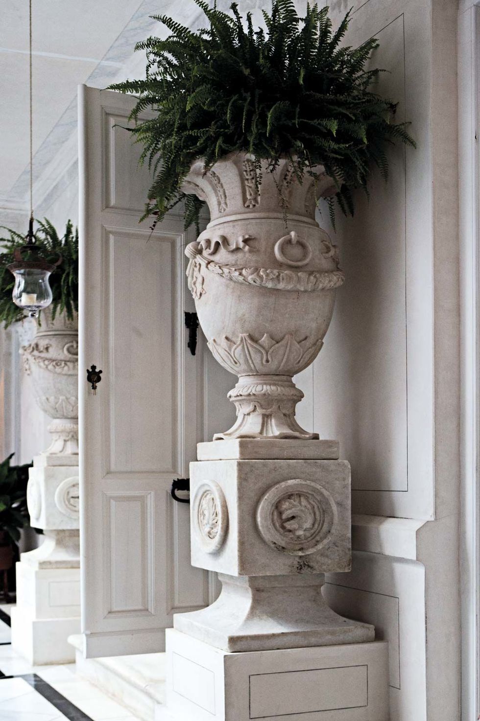 Flowerpot, Stone carving, Sculpture, Houseplant, Statue, Urn, Column, Pedestal, Room, Architecture, 