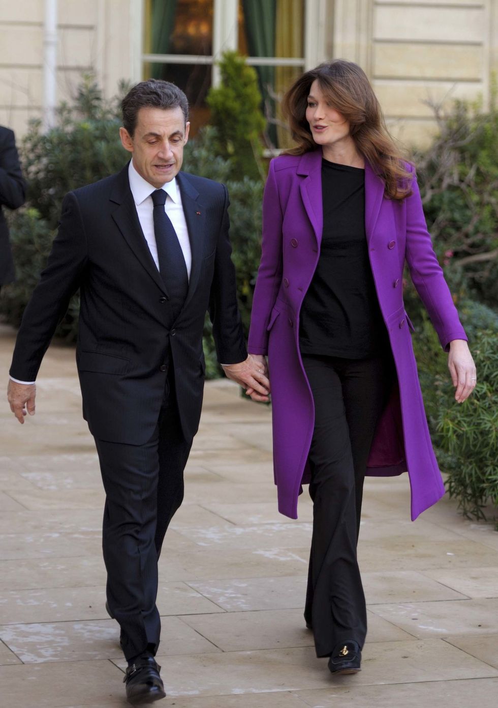 France's President Nicolas Sarkozy and First Lady Carla Bruni-Sarkozy, walk in the gardens of the Elysee Palace in Paris, Thursday, Jan. 26, 2012.&#xA;en la foto : cogidos de la mano