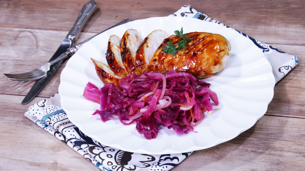 preview for Pechuga de pavo con col roja y cítricos #recetasfácilesELLE