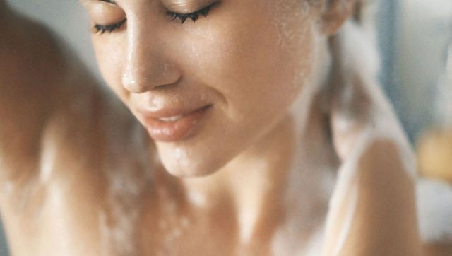 El gel de ducha elimina la suciedad del cuerpo y aromatiza la piel.